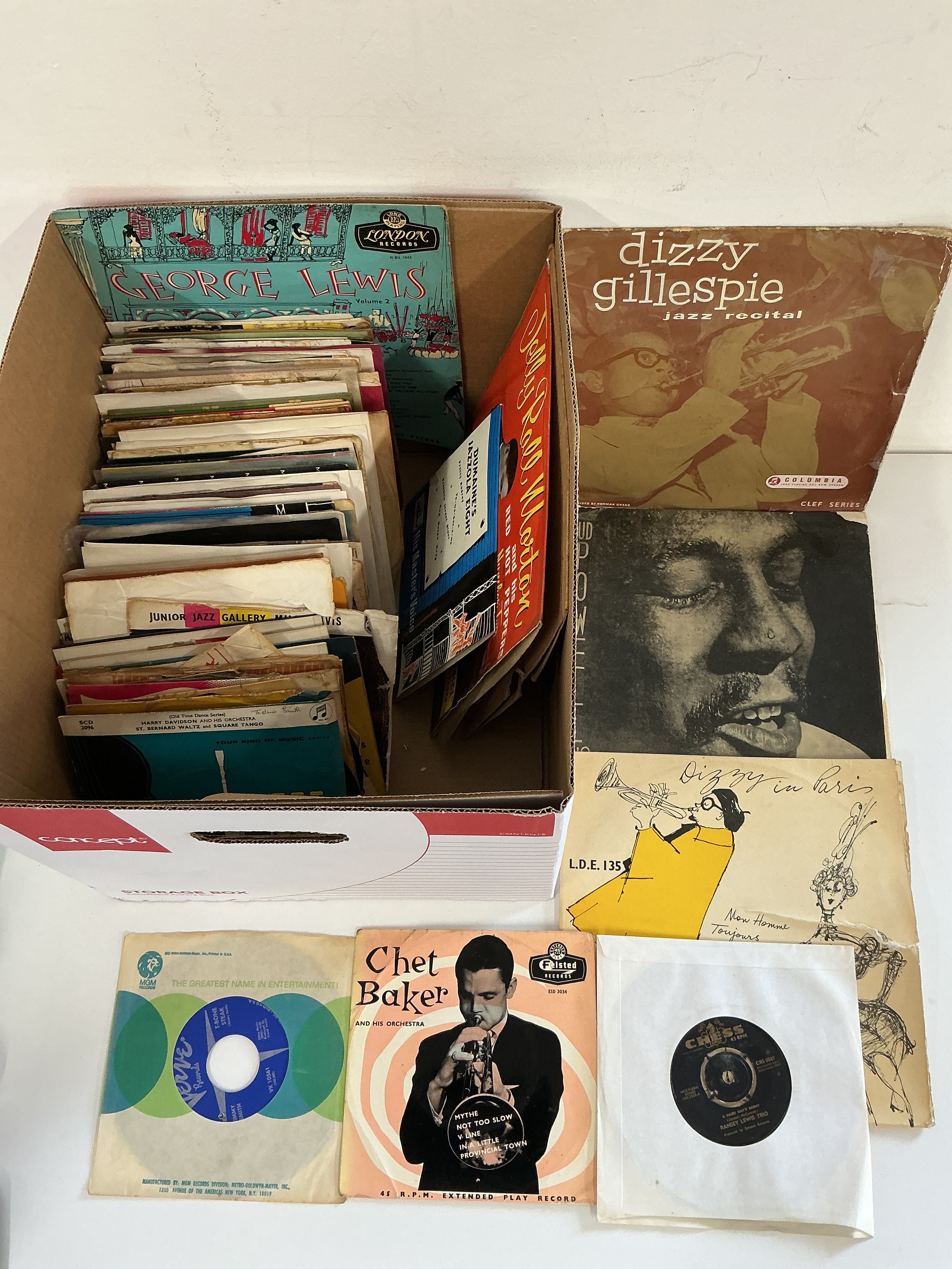 A box of jazz 7" singles, EPs and 10" records. Various artists including Bud Powell, Dizzy Gillespie, Quincy Jones and many more.