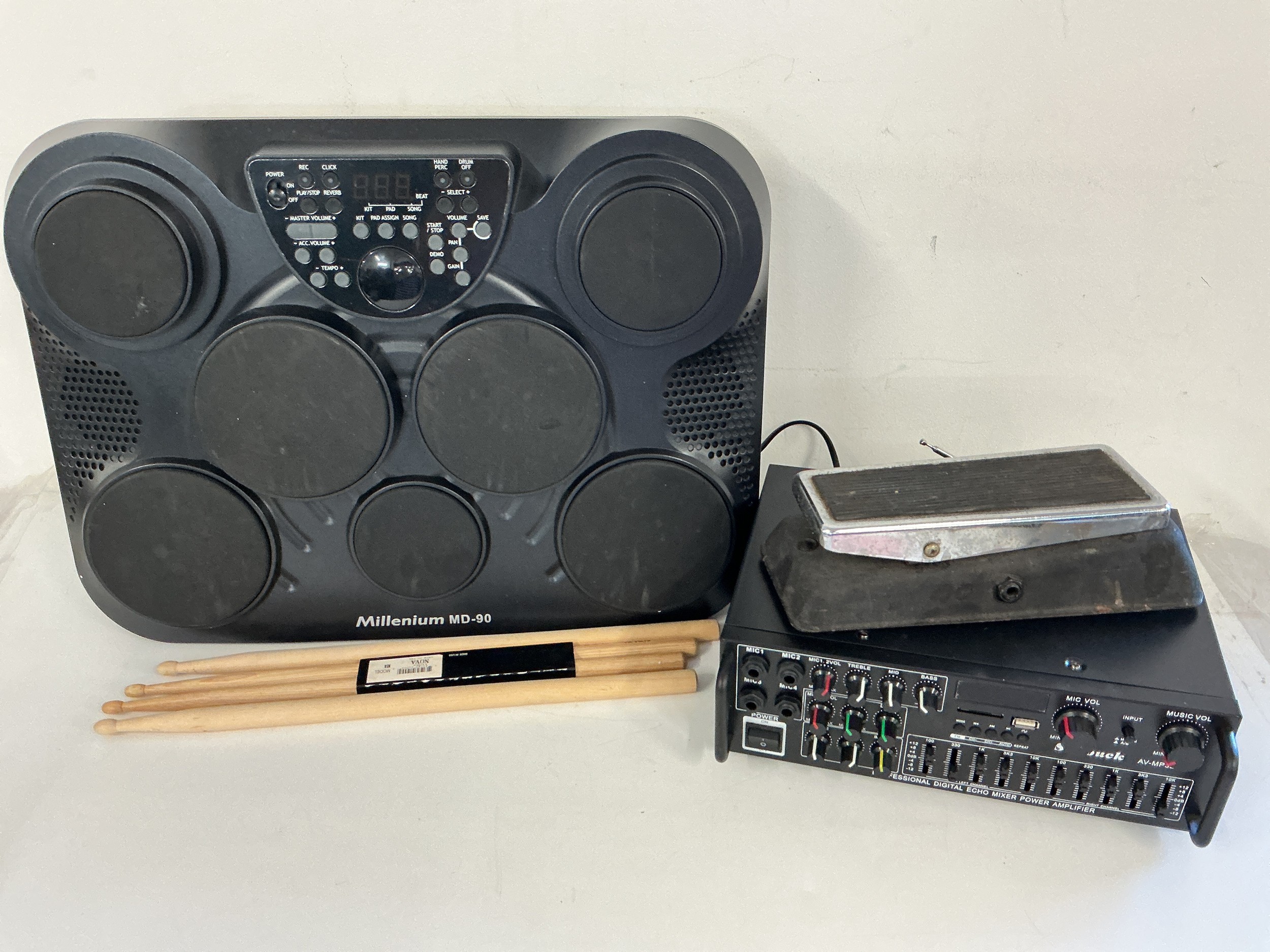 A boxed MD90 drum machine, a Sunbuck echo mixer and a vintage Vox Swell pedal (3).