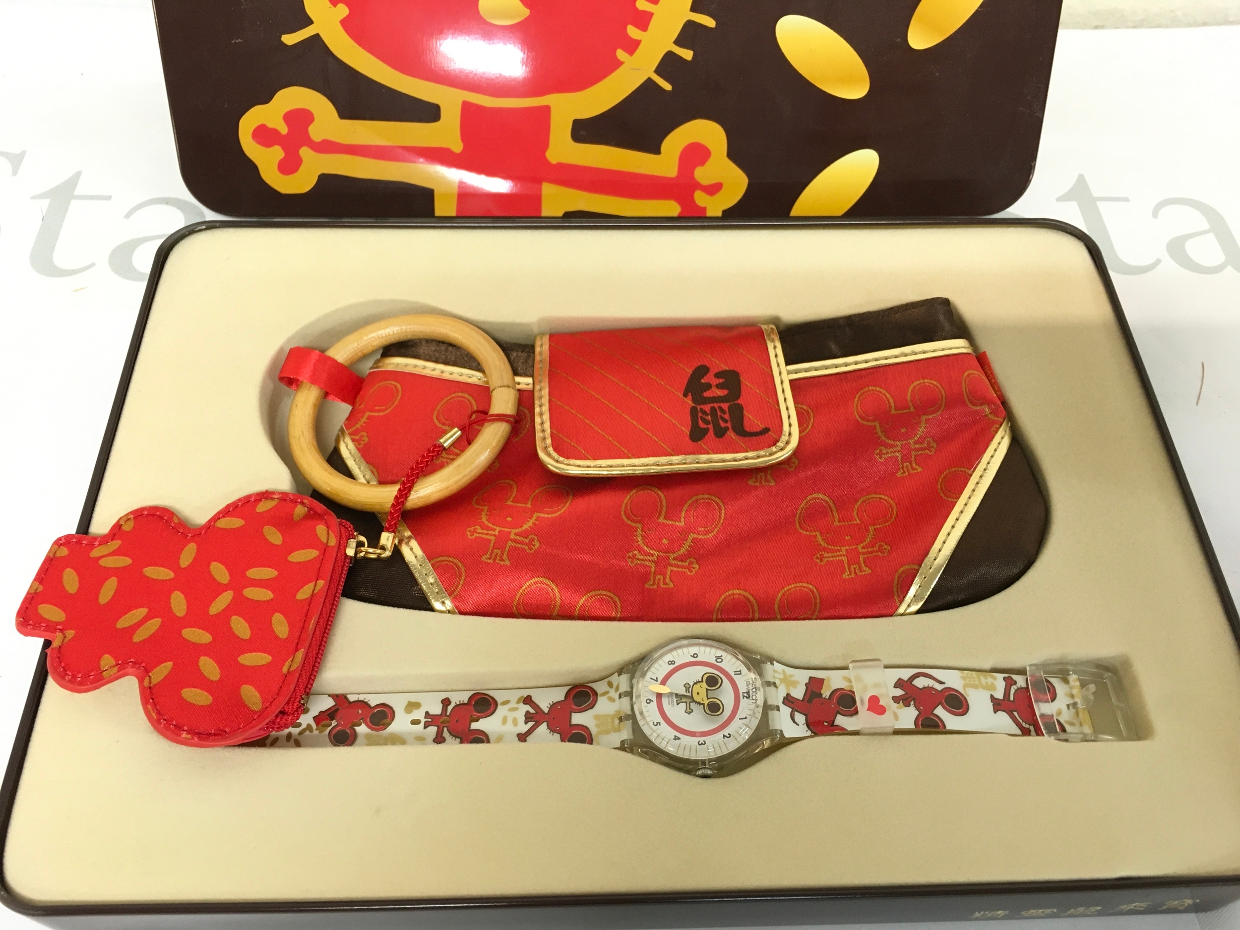 Swatch "Cute Rats" (GE201) watch set from 2008 features a themed silicone strap and a special display tin, designed for the Chinese New Year. The limited-edition set typically includes a matching clutch purse and a small accessory pouch