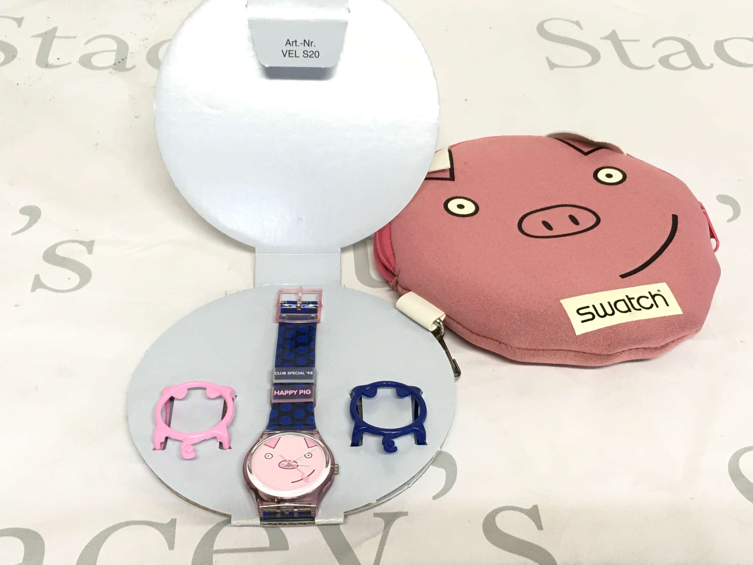 Swatch Gent Club Special "Happy Pig" (GZ155) from 1997/8, featuring a cheerful pink pig face on the watch dial. The set includes a unique pink, pig-shaped circular case made of a soft material with a zipper and carabiner.