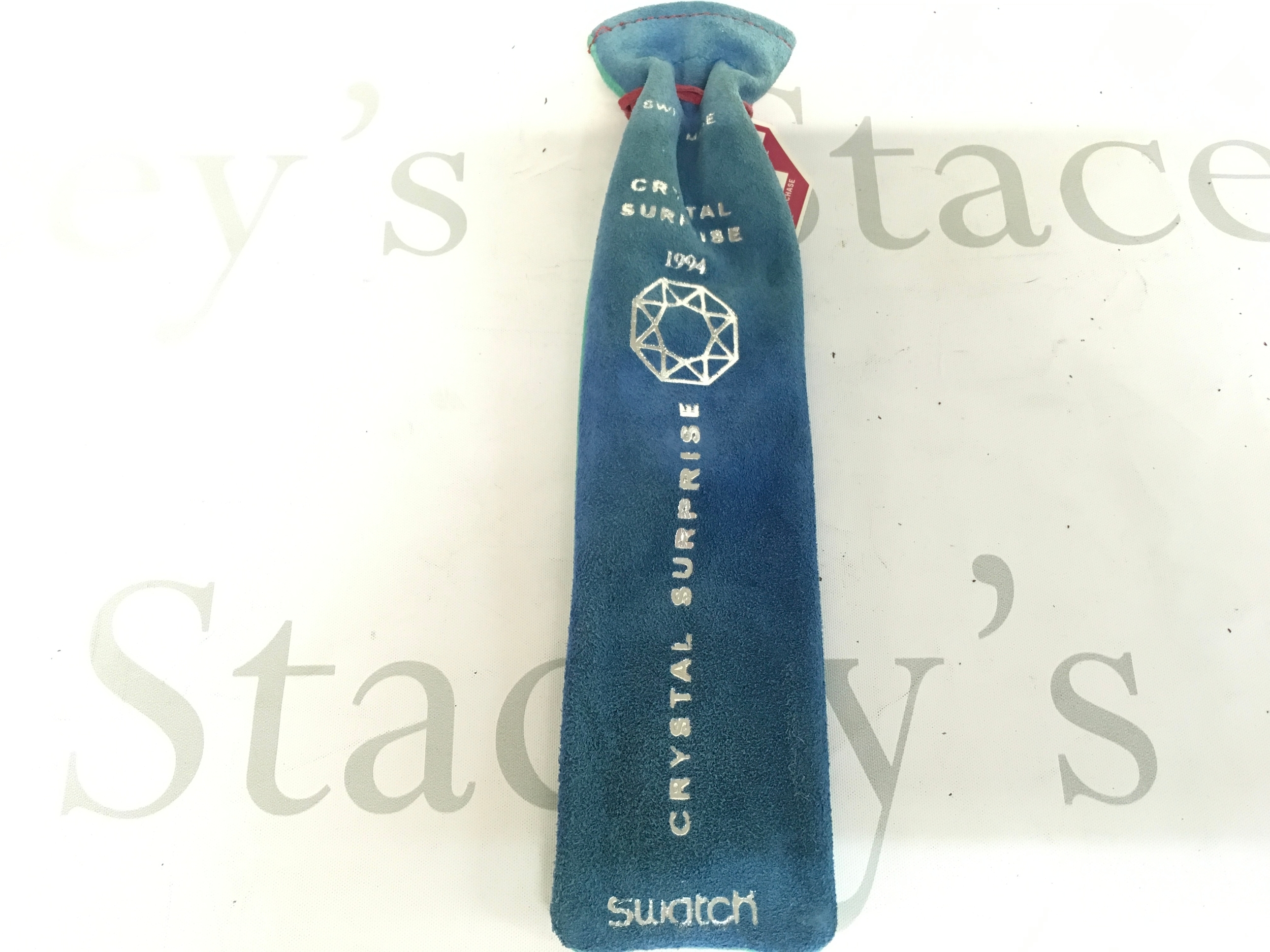 Swatch Gent Club Special "CRYSTAL SURPRISE" (GZ129)from 1994, featuring a blue velvet pouch with silver embroidery. The set was designed in collaboration with Alessandro Mendini and includes a watch with a faceted crystal design still sealed