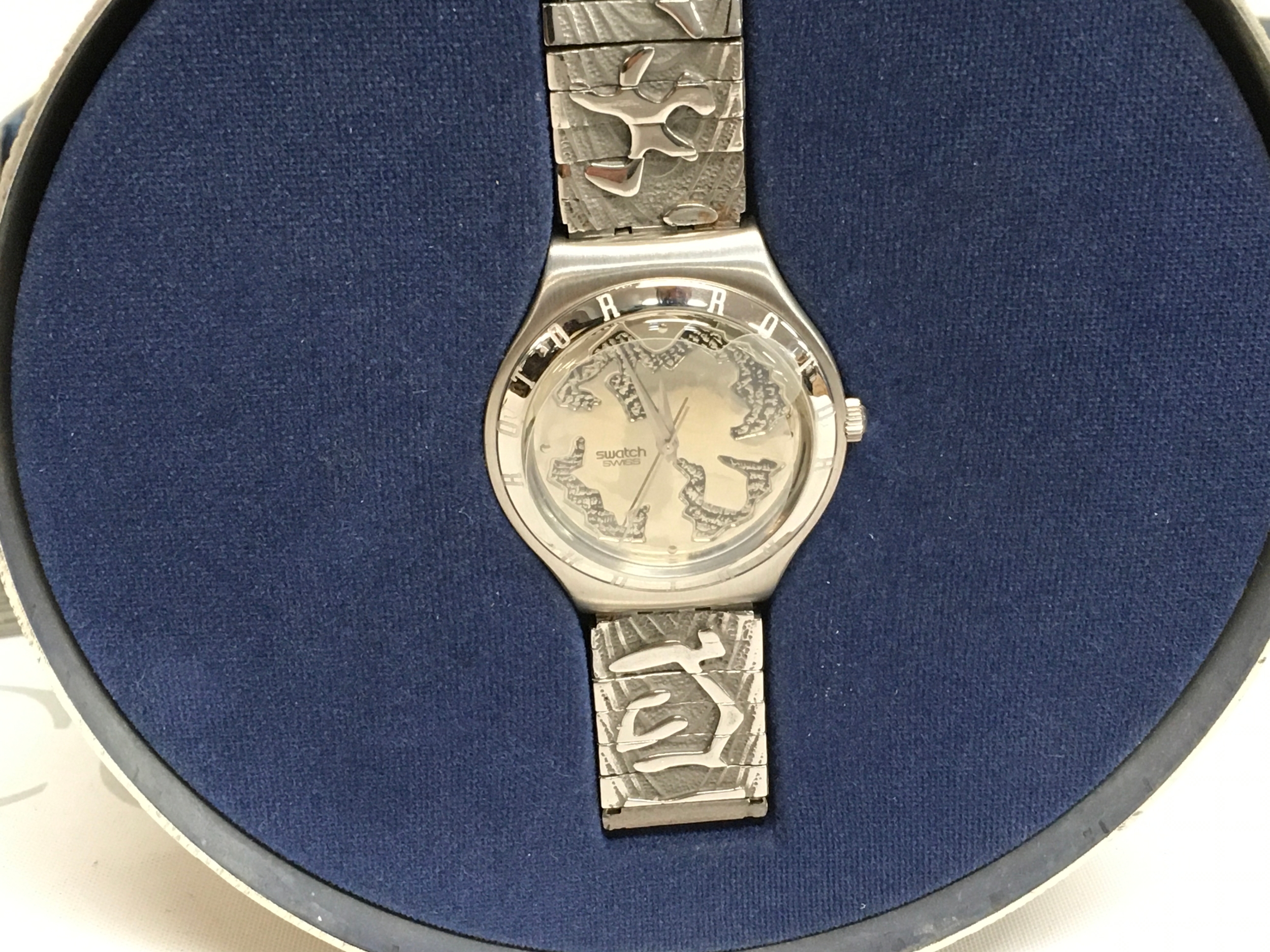 1997 Swatch Rotor Irony artist special (YGZ101C), designed by Italian sculptor Arnaldo Pomodoro, features a distinct metallic design on both the watch dial and its flexible metal strap. It is a limited edition watch, with this specific model numbered as 640 out of only 700 pieces ever produced