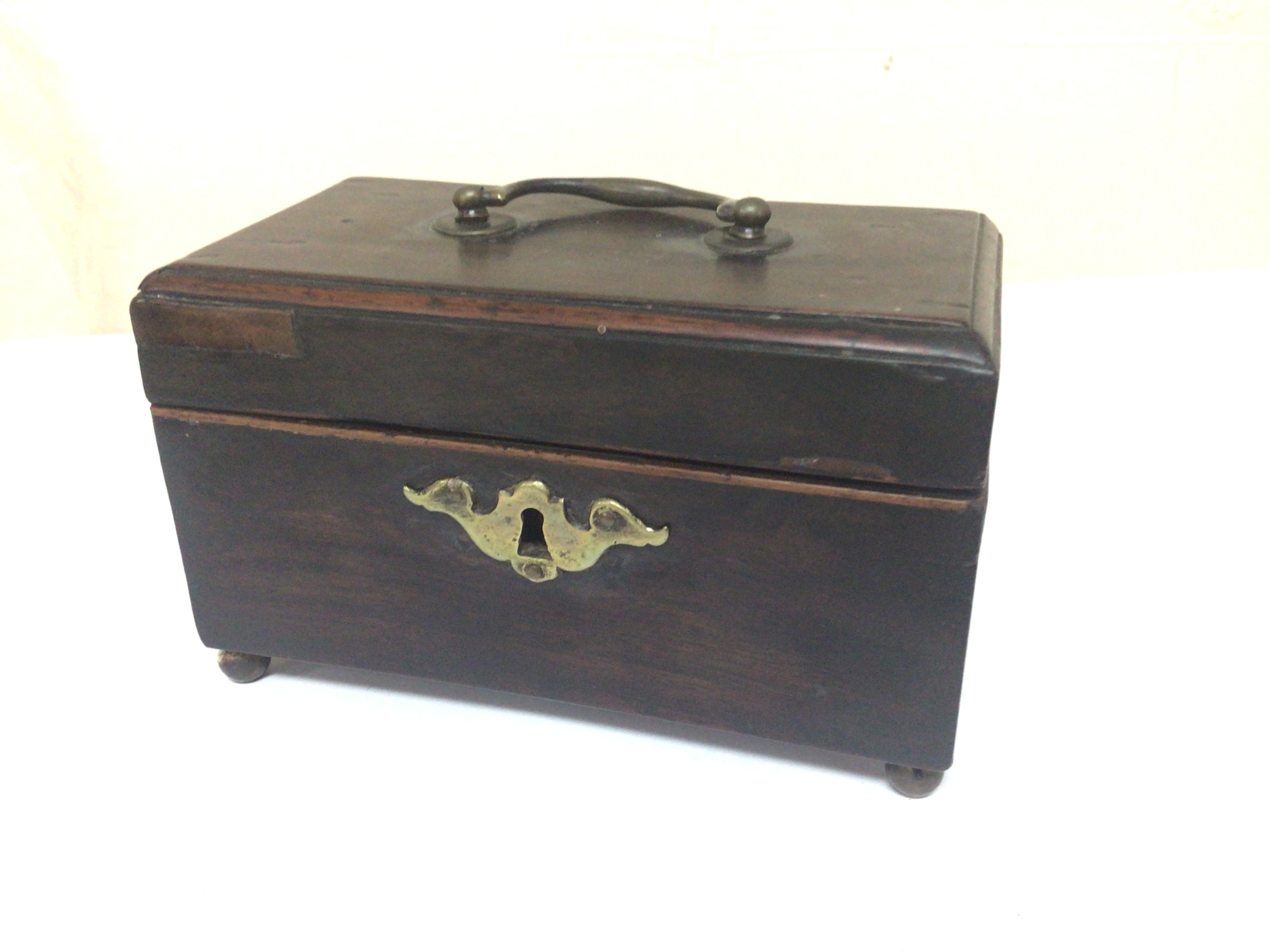  A George III 18th century mahogany tea caddy with three section and a hinged top 18x11cm 