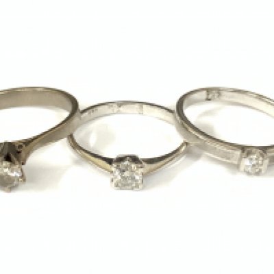 Three 18ct white gold diamond solitaire rings. Approx size K/L. Approx 7.7g. Postage category A