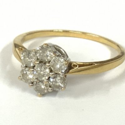 18ct gold diamond cluster ring, 1.00ct of diamonds. Approx ring size W/X. Approx 4 .3 g. Postage category A