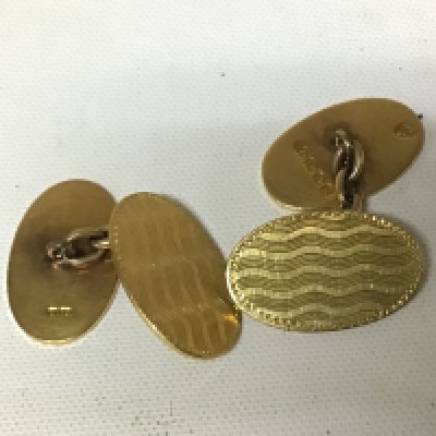 A pair of Vintage 18carat gold gentleman&#2013266057۪s cufflinks oval patterned no personal inscriptions weight 10g