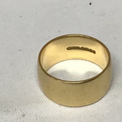 An 18cart gold wedding ring weight 11.5g approximately.