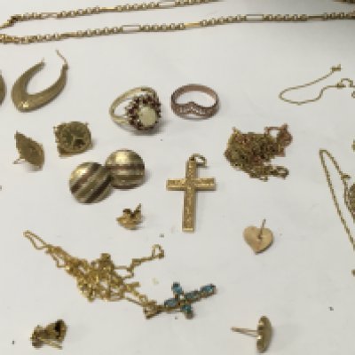 A collection of gold and gold tone jewellery total weight 29 grams