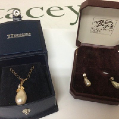 A 9carat gold necklace with a pearl drop pendant and a pair of conforming earrings (2)