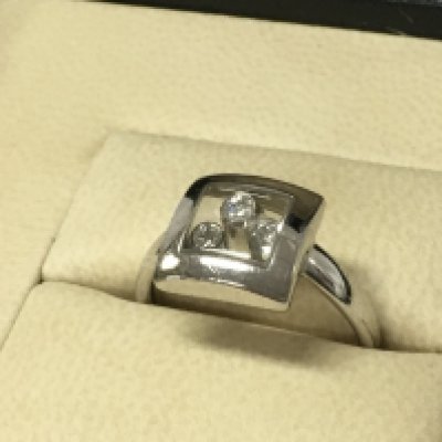 A boxed 18ct white gold Chopard happy moving diamonds ring with certificate , 7.7g total weight. Postage category A