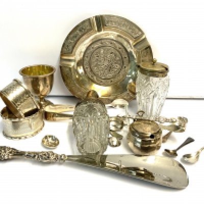 A mixed lot of hallmarked silver and white metal items. (A)