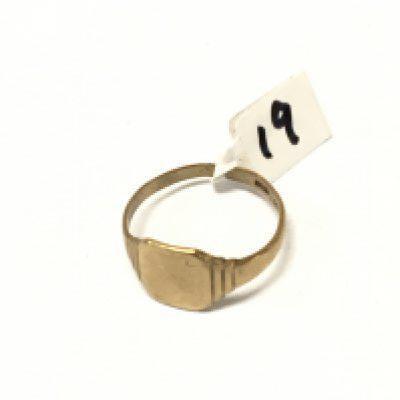 A 9 ct gold signet ring 3 grams .