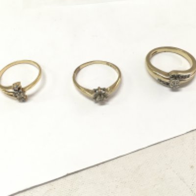 Three 9ct gold cluster rings Approx weight 6.9 grams. Size M,P.
