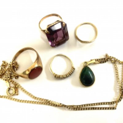 Mixed lot of gold jewellery to include. Amethyst dress ring, chain and stone set pendant, agate signet ring, wishbone ring, small half eternity ring. (A)
