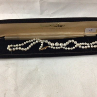 A cult pearl graduating necklace with a 14ct clasp.
