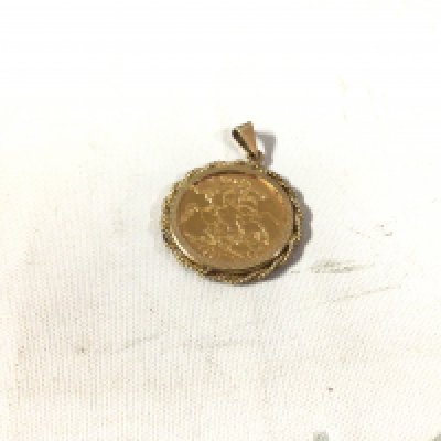 A full 1981 sovereign in a pendant mount. Approx 9.8 grams