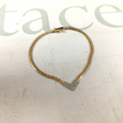 A 9ct gold v bracelet. Approx weight 4.62 grams