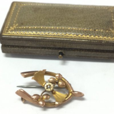 A 9ct gold brooch, 1.9g total weight . Postage catA