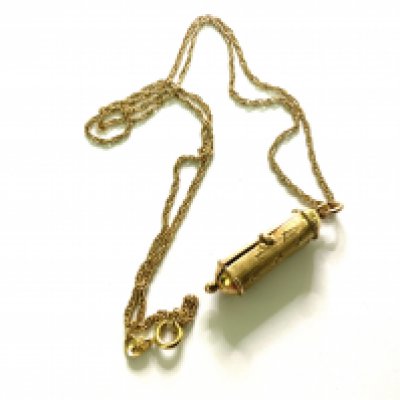 A 14ct gold chain with a 9ct gold scroll case. (7g)