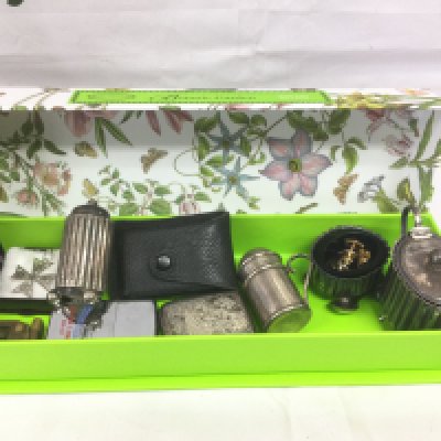 A collection of silver oddments including a silver vesta case and other small oddments. Shipping category B.