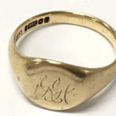 A 9ct gold Gents signet Ring, 6.4g total weight. Size U/T. Postage category A