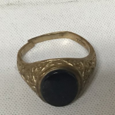 A Gents 9carat gold ring set with a polished bloodstone weight 4.6g approximately.