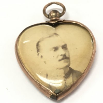 A 9ct gold heart shaped locket . Total weight 6g Postage category A