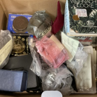 A mixed lot of British and world coinage.