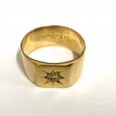 A heavy 18ct gold band inset with a small cut diamond. Size J, 4.9g (A)