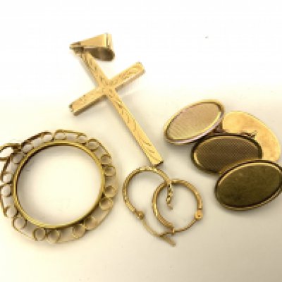 A small mixed lot of 9ct gold. Cross, Hope earrings, Coin mount, Cufflinks (18.4g).