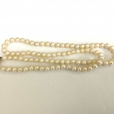A pearl necklace with a 9ct gold fluted clip clasp. 32cm