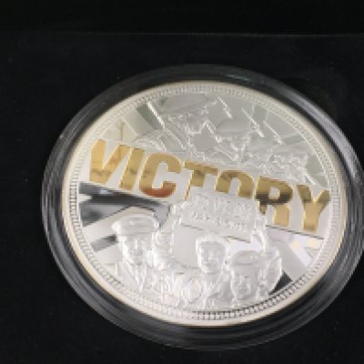 A 5oz 925 silver &pound;10 70th anniversary of VE Day with COA. Postage A