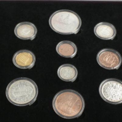 Queen Elizabeth II longest reigning monarch coronation coin and stamp set. Postage B