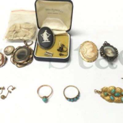 A collection of vintage jewellery including Wedgwood cameo brooch and 9ct gold earrings and several items set with turquoise. Postage B