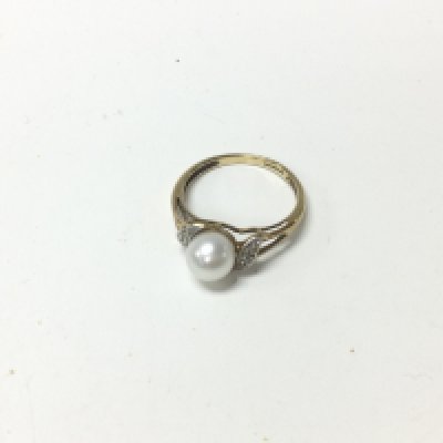 A 9ct gold pearl ring. Approx weight 1.81grams approx size L.