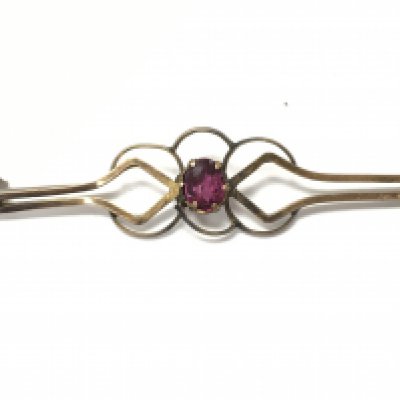 A 9ct gold brooch set with a small ruby. 1.60g. NO RESERVE