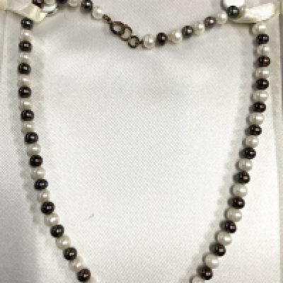 A multicoloured pearl necklace . (A)