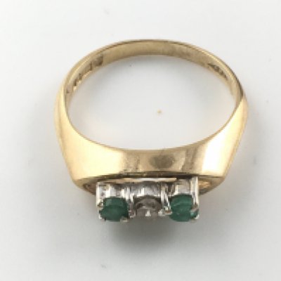 9ct gold ring set with central diamond flanked by two emeralds. 2.49g size M Postage B