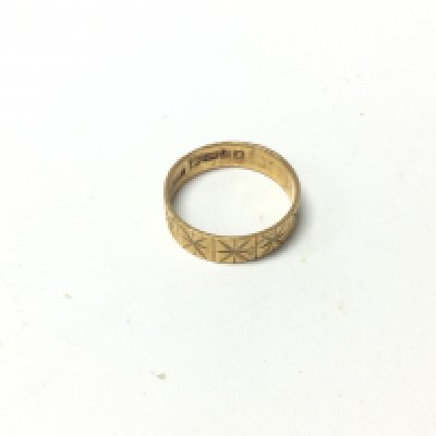 A 22ct gold patterned wedding band. Approx weight 4.46grams, size s.