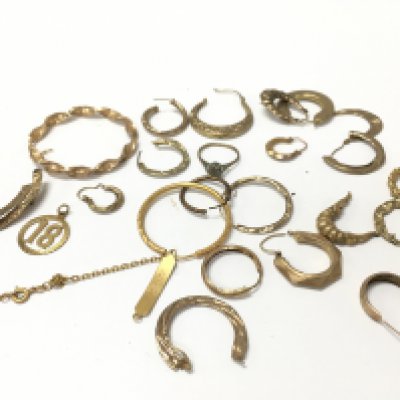 Mixed 9ct gold including earrings, a ring, pendant etc, total weight 27.3g. Postage cat A