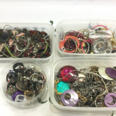 A collection of costume jewellery comprising rings, chains, pendants etc. Shipping category B.