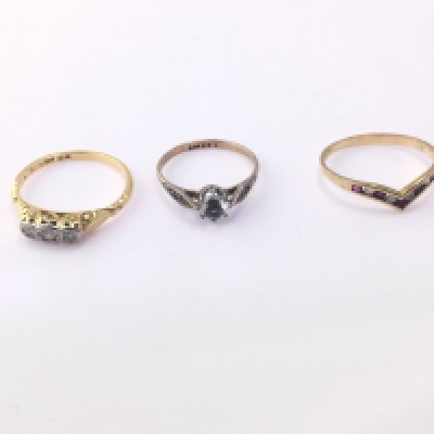 Three gold ring set with assorted stones. Total weight 5g.