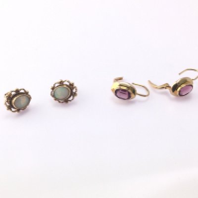 Two pairs of 9ct gold earrings including an Opal set pair. 3.21g