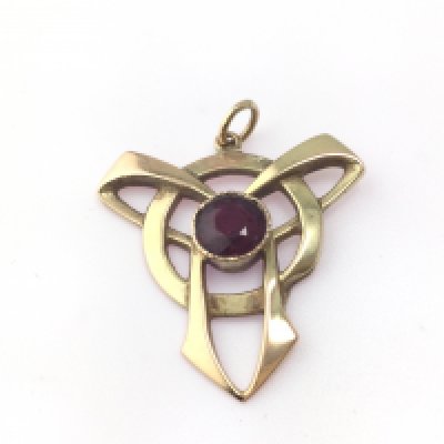 A 9ct gold pendant set with garnet. 1.44g