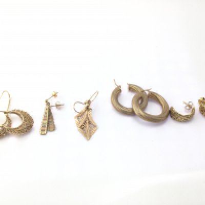 5 pairs of 9ct gold earrings. 22.44g