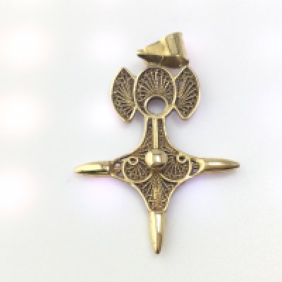 A 14ct filigree gold cross pendant. 3.49g