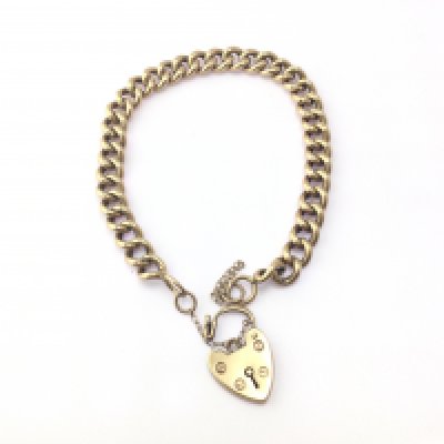 A 9ct gold bracelet with heart shaped lock. 10.29g
