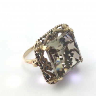 9ct gold quartz ring. Size L and 11.62g