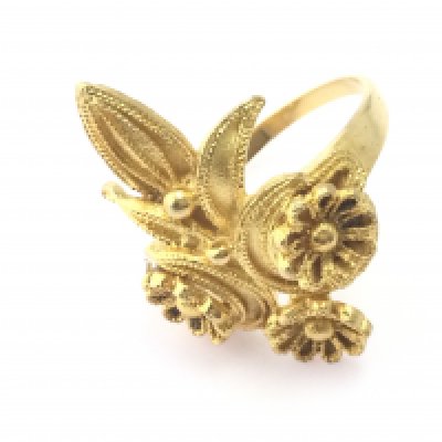 An 18ct gold filigree ring. 8.11g and size P