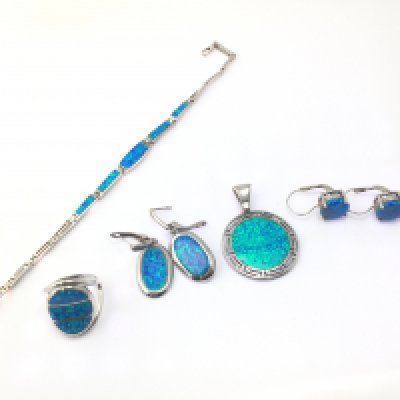 A silver jewellery suite. Postage B